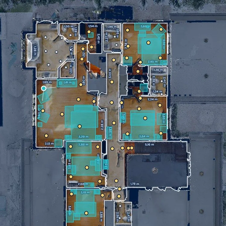 De plattegrond van de voorbeeldwoning van bovenaf, met de maten van de wanden.