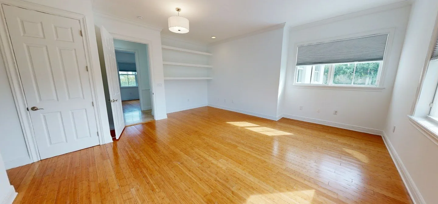 Een lege slaapkamer van de voorbeeldwoning zoals hij nu is, in 360.
