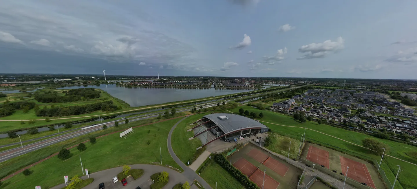 Onze voorbeeldtour vanuit de lucht: Heerhugowaard met het kanaal, de sporthal en de tennisbanen.