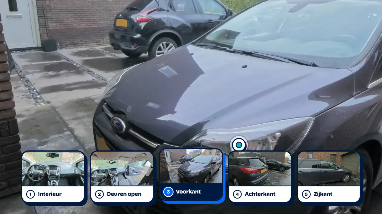 De voorkant van de auto, met links de lijst met vijf standpunten en onderin een balk met een beeld van elk standpunt.